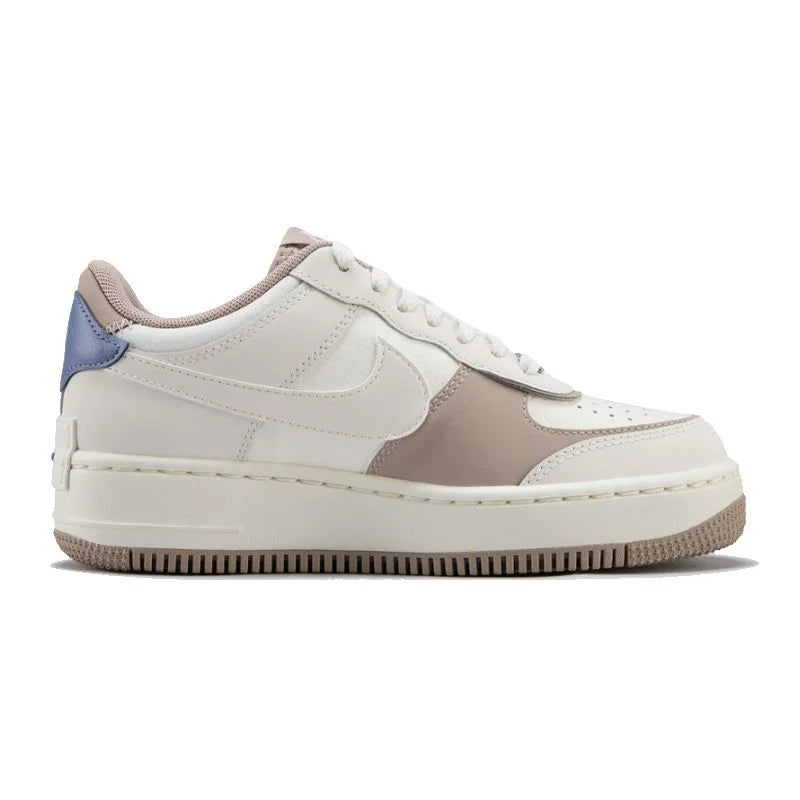 Nike Air Force 1 Shadow: comode, morbide, resistenti, dal design elegante. Sneakers basse versatili da donna, colore beige, codice IO7594-101