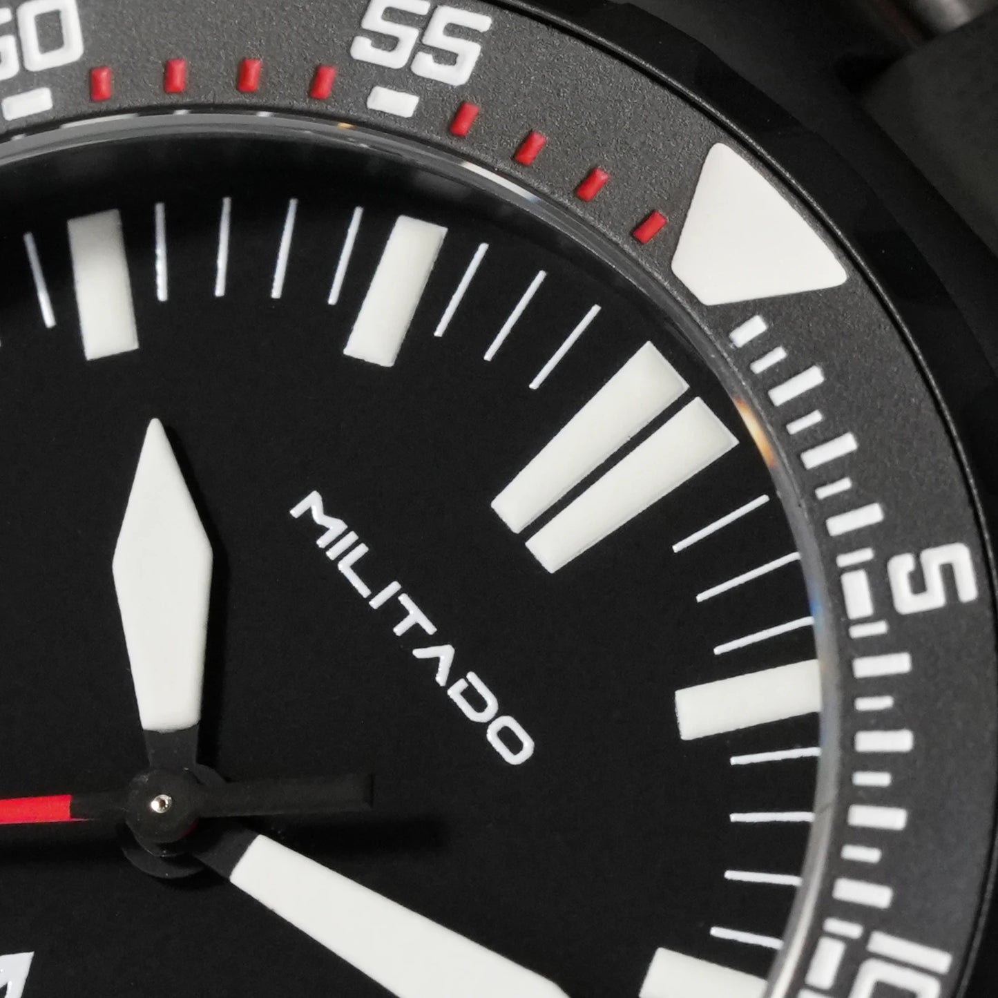 Militado ML16 39mm Quartz Dive Watch Sapphire Crystal 200M Water Resistant Ceramic Bezel BGW9 Lume Screw Down Crown