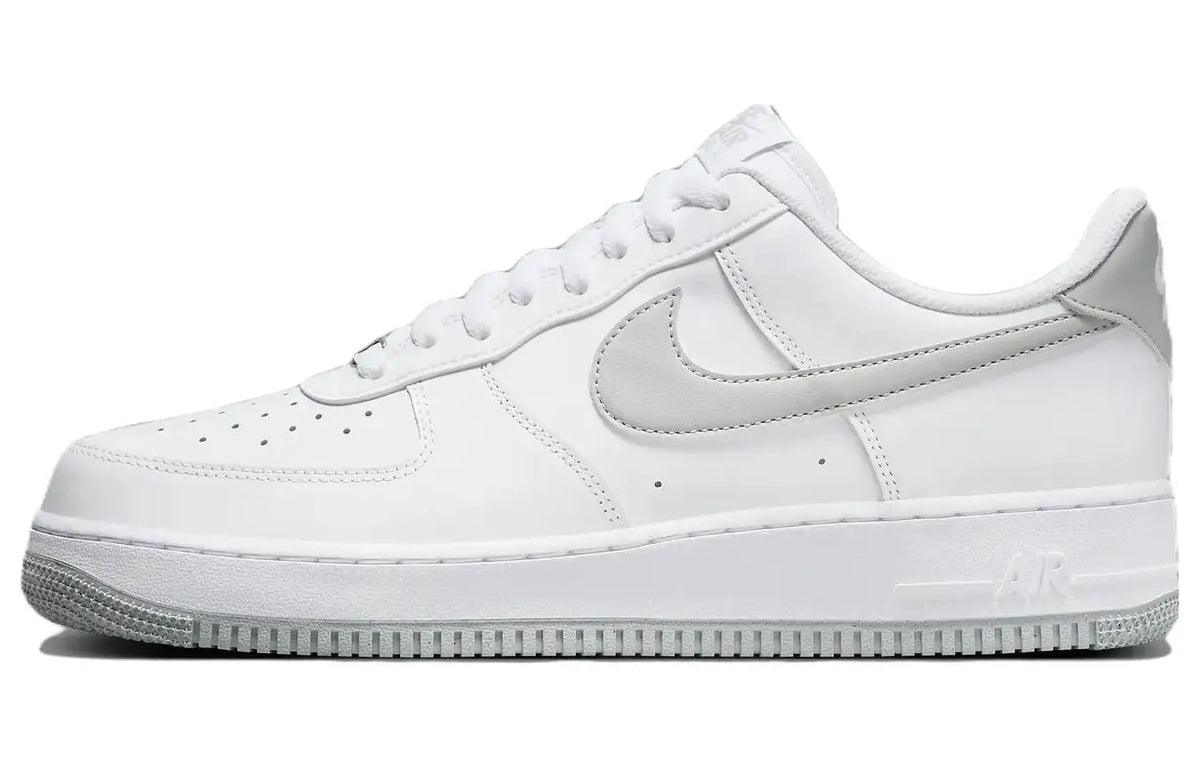 Nike Air Force 1 '07 Bianco Grigio Fumo Chiaro Scarpe da skate casual comode con ammortizzazione AF1 basse da uomo Streetwear FJ4146-100